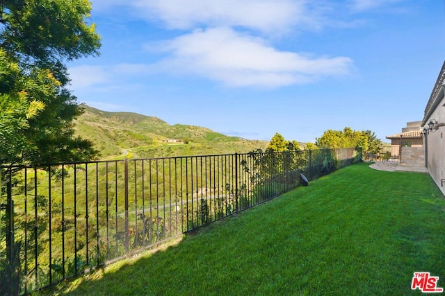 view of yard with a mountain view