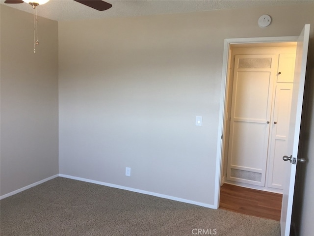 carpeted empty room featuring ceiling fan