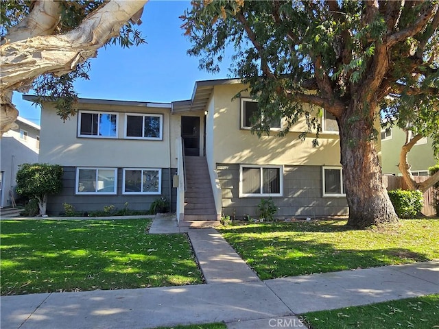 view of front facade featuring a front yard