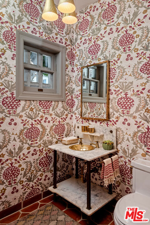 bathroom featuring toilet and sink