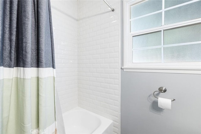 bathroom with shower / bath combo