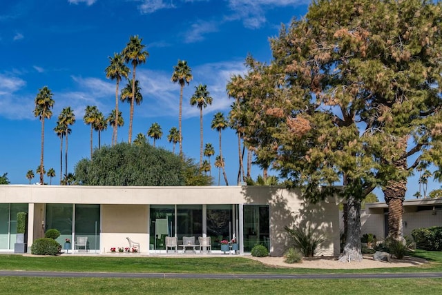 view of front of house with a front yard