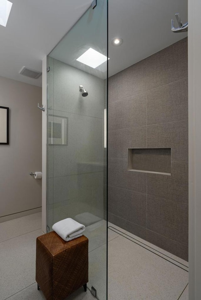 bathroom featuring tiled shower