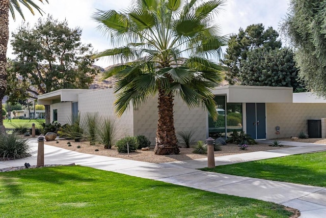 view of front of home featuring a front yard