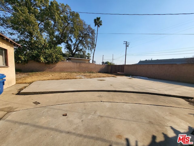 view of yard with a patio