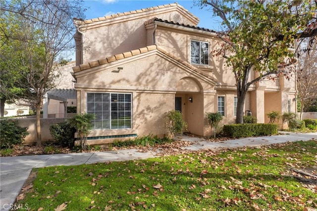 view of front of property featuring a pergola and a front yard