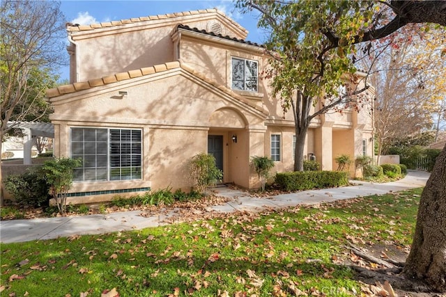 view of front of home featuring a pergola and a front yard