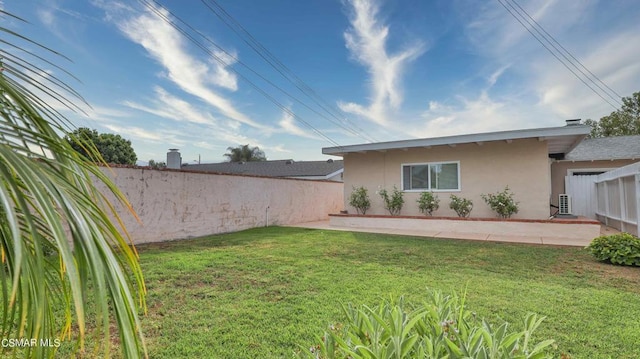 view of yard with a patio area