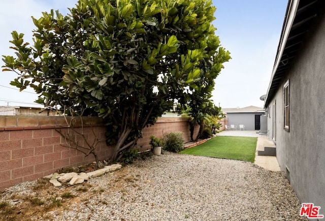 view of yard featuring a patio