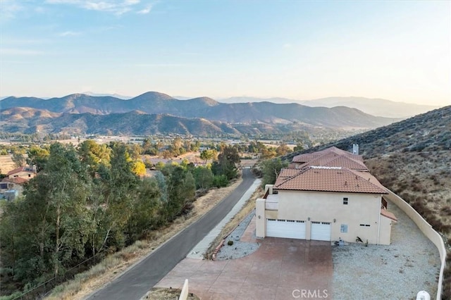 birds eye view of property featuring a mountain view