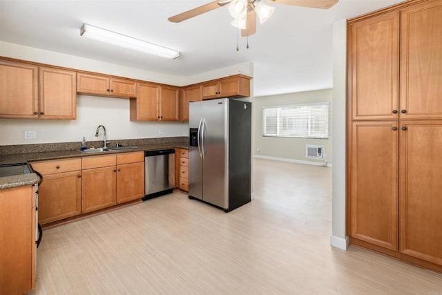 kitchen with sink, stainless steel appliances, light hardwood / wood-style floors, and ceiling fan