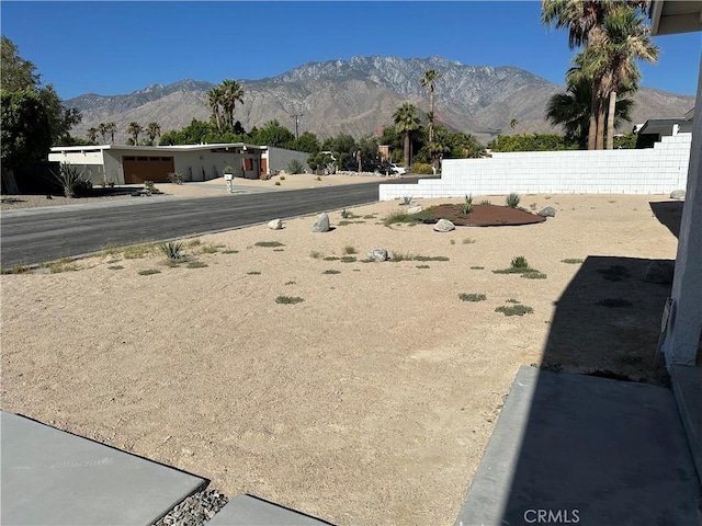 view of yard featuring a mountain view