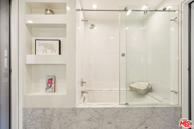 bathroom with tiled shower / bath combo