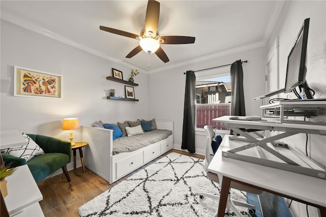 living room featuring hardwood / wood-style flooring, crown molding, and ceiling fan