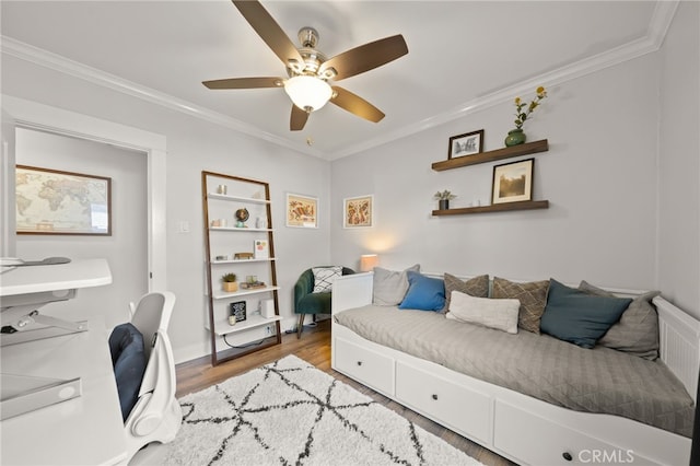 living room with crown molding, light hardwood / wood-style flooring, and ceiling fan