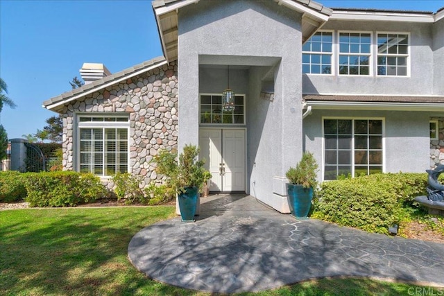 property entrance featuring a yard