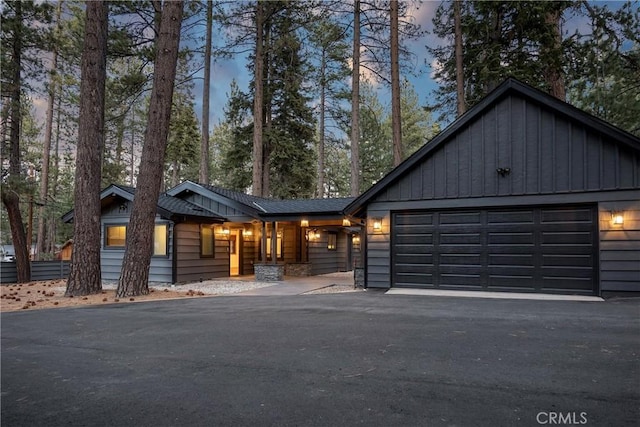 view of front facade featuring a garage