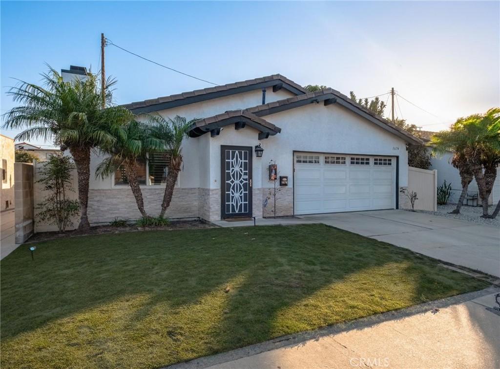 view of front of home featuring a garage and a front yard