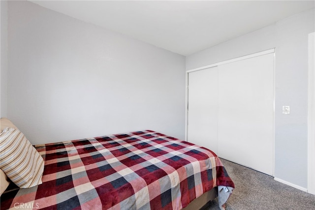 bedroom featuring carpet flooring and a closet