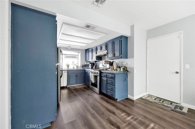 kitchen featuring sink, stainless steel range with gas cooktop, blue cabinetry, and dark hardwood / wood-style floors