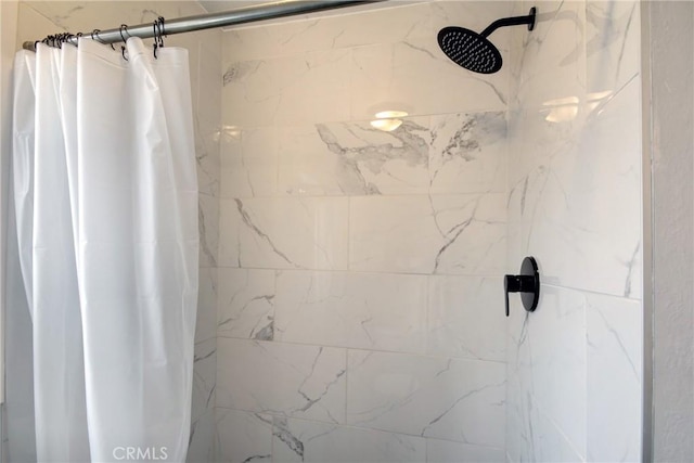 bathroom featuring a shower with shower curtain