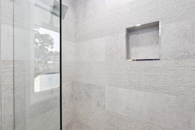 bathroom featuring a tile shower