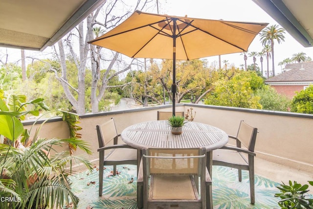 balcony with outdoor dining space