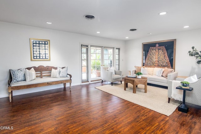 living area featuring recessed lighting, visible vents, baseboards, and wood finished floors