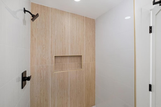 bathroom featuring tiled shower