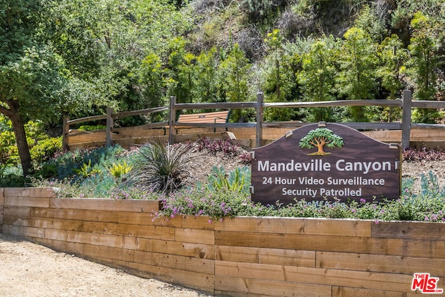 view of community / neighborhood sign