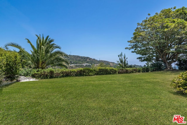 view of yard with a mountain view