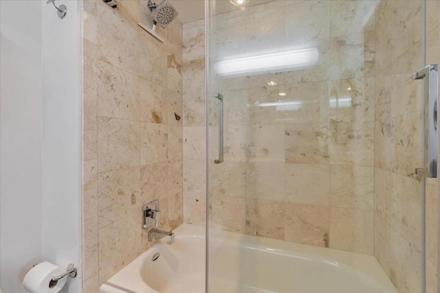 bathroom with tiled shower / bath combo