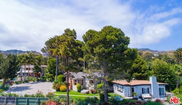 birds eye view of property featuring a mountain view