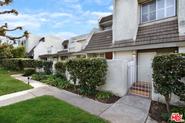 view of side of property featuring a lawn