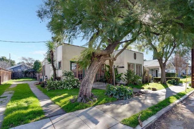 view of front of house featuring a front yard