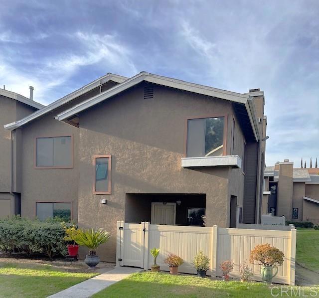 exterior space featuring a front yard