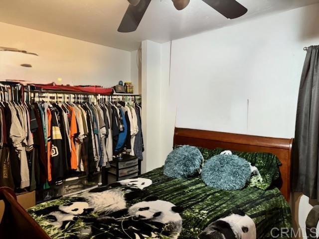 walk in closet featuring ceiling fan