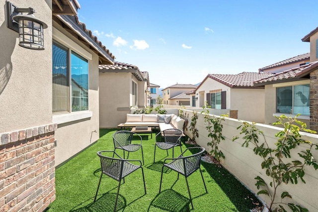 view of yard featuring outdoor lounge area