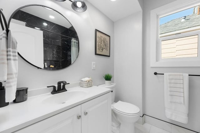 bathroom with a shower with curtain, vanity, and toilet