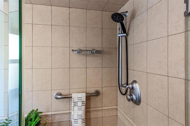 interior details with a tile shower