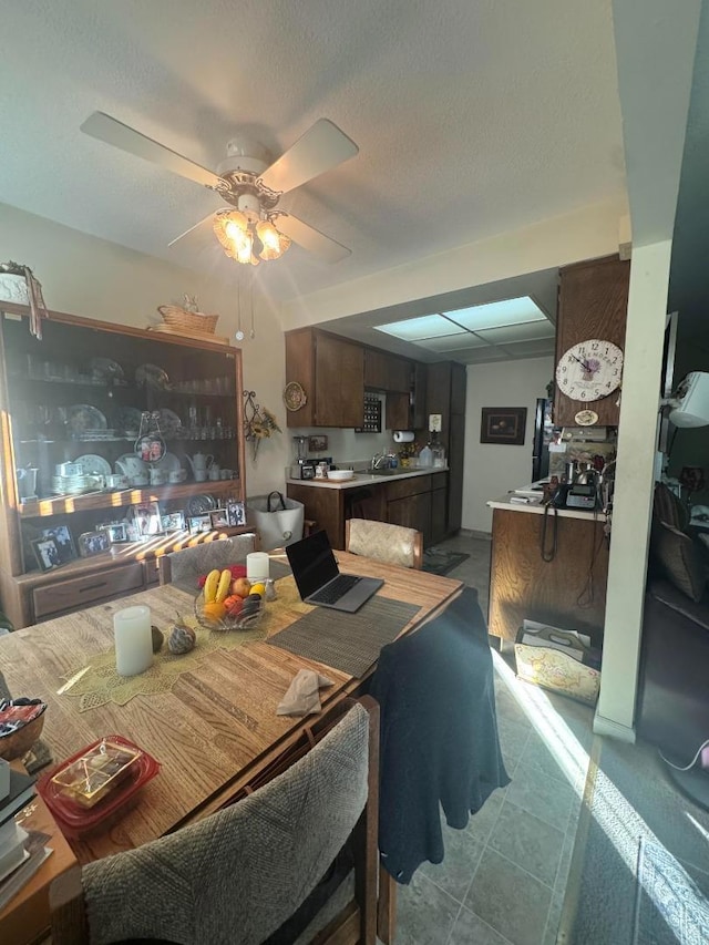 dining space featuring sink and ceiling fan