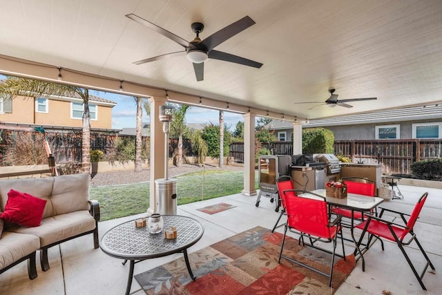 sunroom with ceiling fan