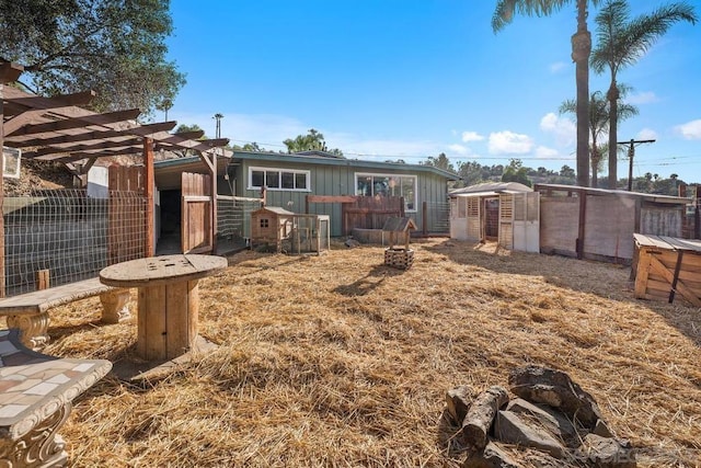 view of yard with an outdoor structure