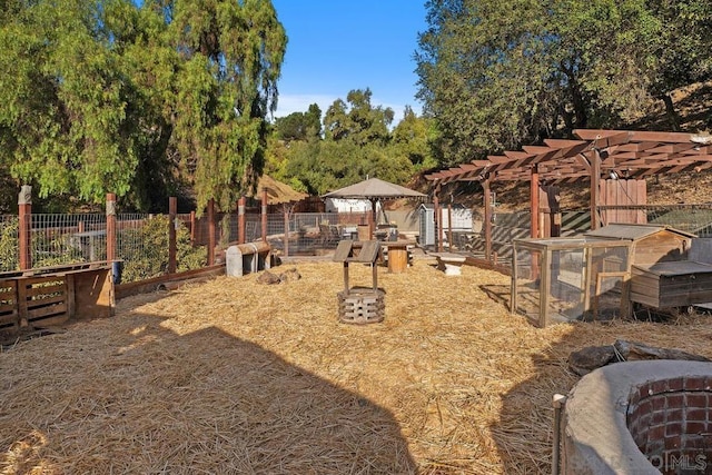 view of yard featuring an outdoor structure