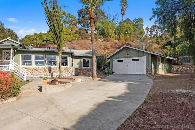 view of front facade featuring a garage