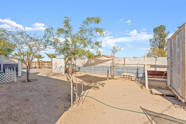 view of yard featuring an outdoor structure