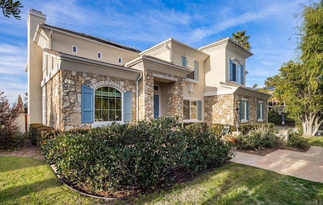 view of front of house with a front lawn