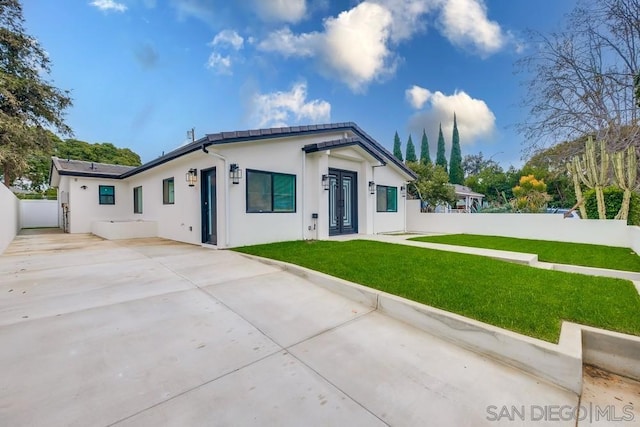 view of front of house featuring a front lawn