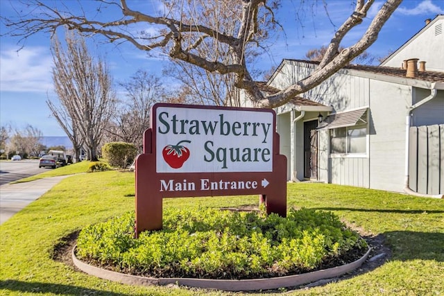 community sign with a lawn