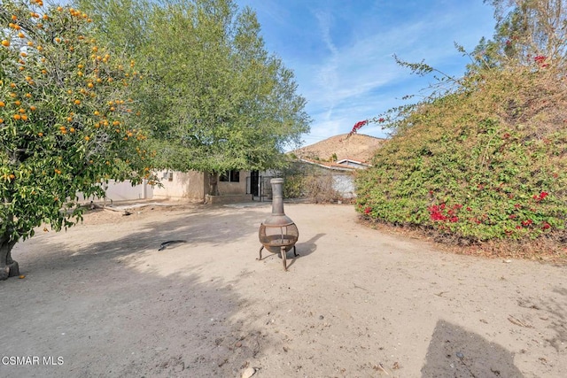 view of yard featuring a fire pit